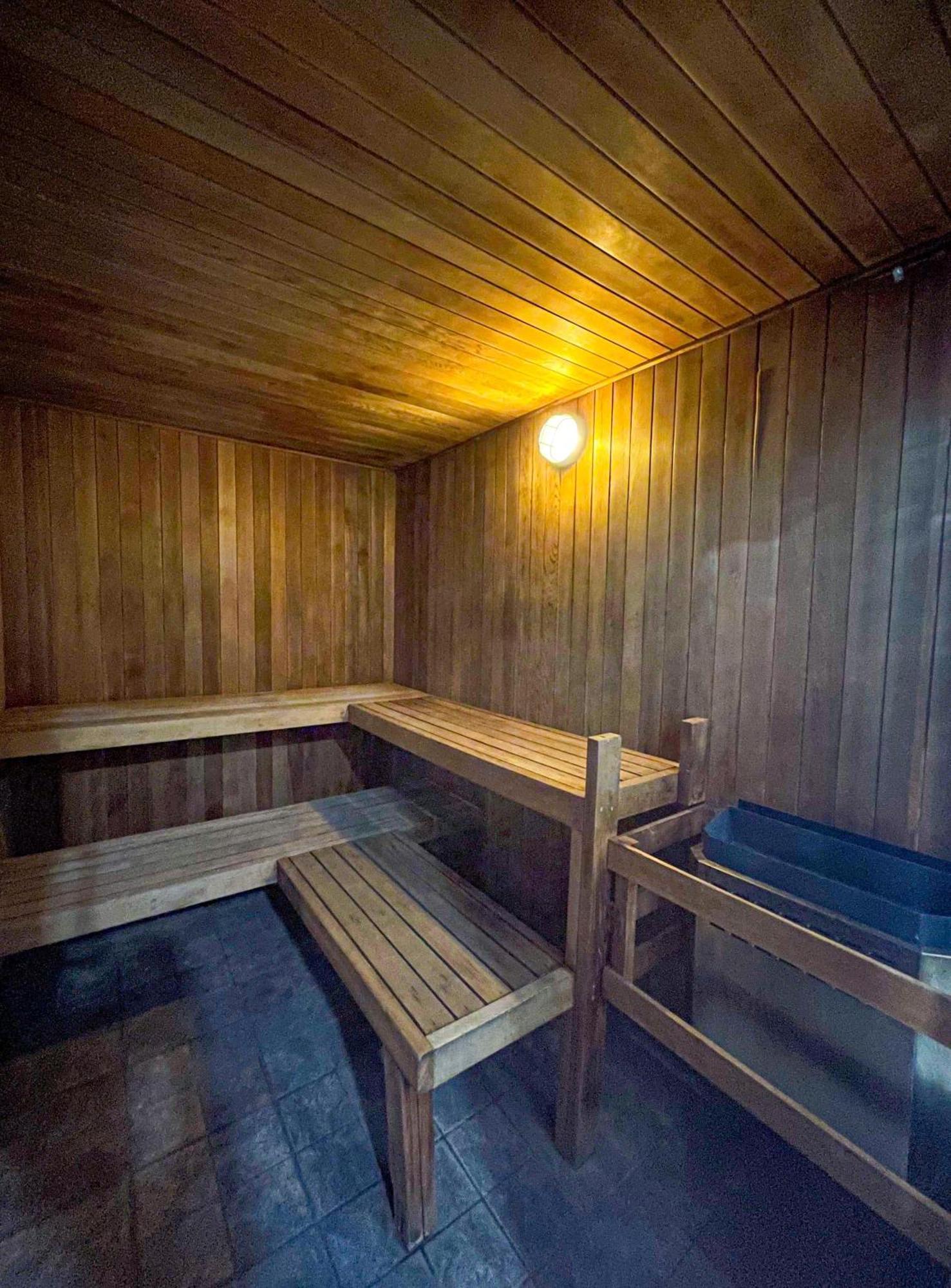 Alpenglow Lodge Family Studio With Murphy Bed By Mva Whistler Eksteriør billede