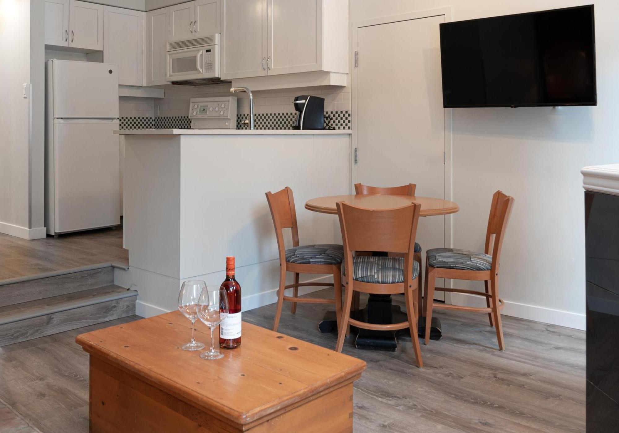 Alpenglow Lodge Family Studio With Murphy Bed By Mva Whistler Eksteriør billede