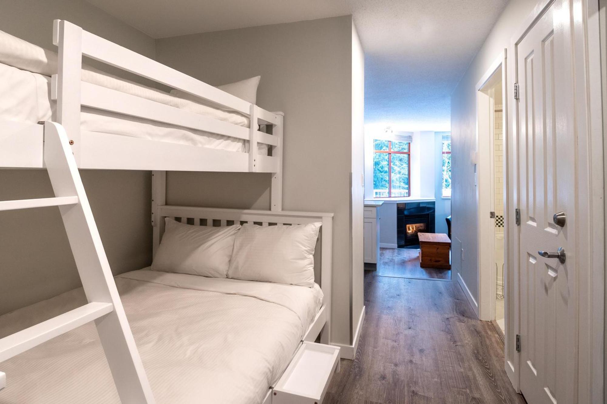 Alpenglow Lodge Family Studio With Murphy Bed By Mva Whistler Eksteriør billede