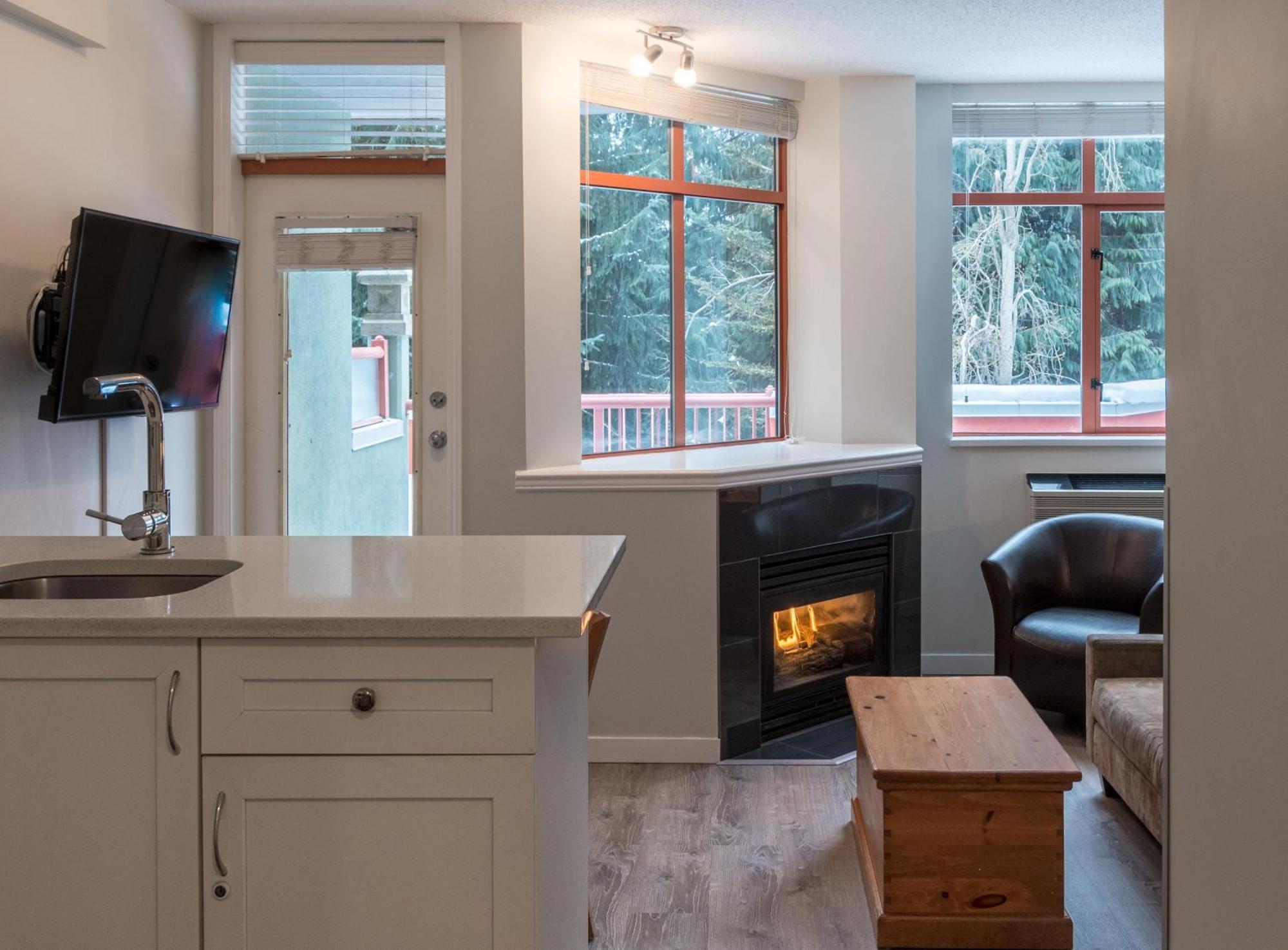 Alpenglow Lodge Family Studio With Murphy Bed By Mva Whistler Eksteriør billede