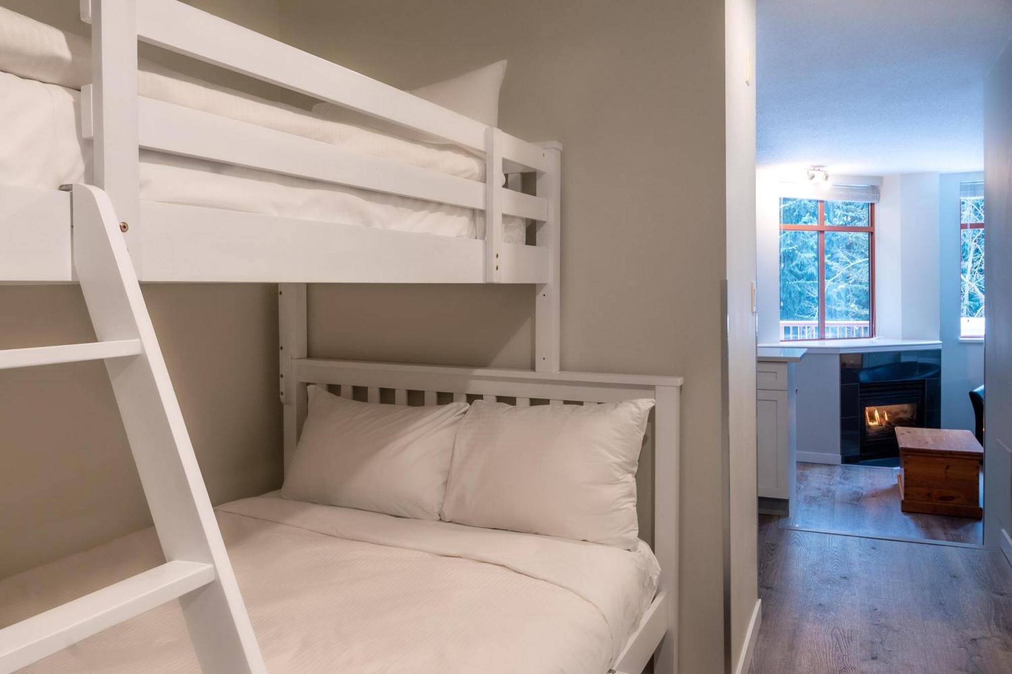 Alpenglow Lodge Family Studio With Murphy Bed By Mva Whistler Eksteriør billede